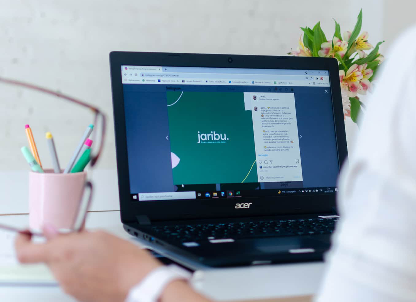 ¿Qué son las finanzas personales? Notebook y taza.